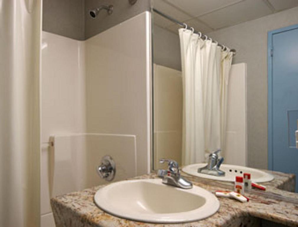 Super 8 By Wyndham Long Island City Lga Hotel New York Bilik gambar